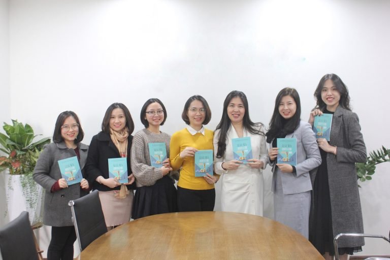 TS. Dương Thị Thu – chủ biên – và đội ngũ biên tập với những cuốn sách đầu tiên