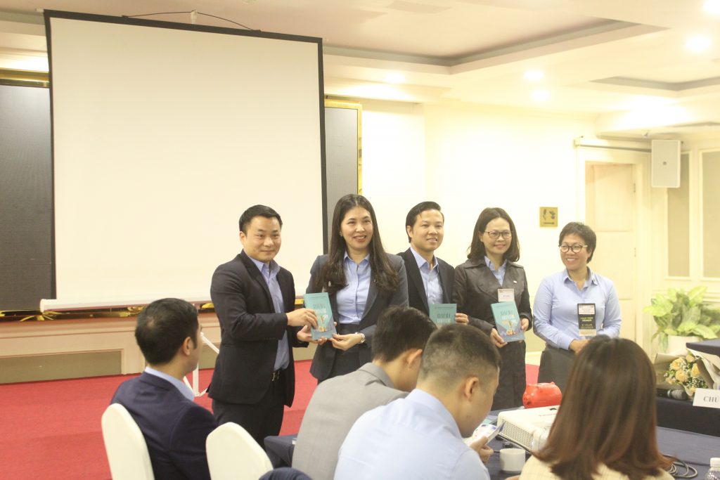 Tác giả TS. Dương Thị Thu tặng sách cho các đối tác trong BNI Amazing Chapter