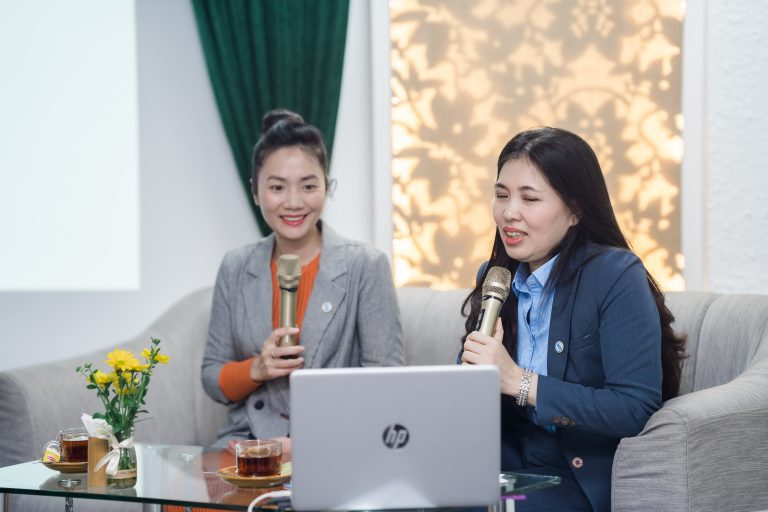 Hai diễn giả TS. Dương Thị Thu và TS. Trần Thị Hồng Liên thuyết trình tại mạn đàm