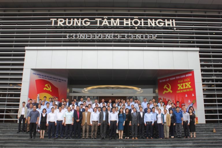 Tập thể lớp chụp ảnh lưu niệm