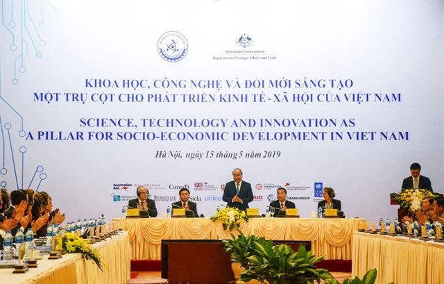 Prime Minister Nguyễn Xuân Phúc (middle) makes speech at the conference “Science, Technology and Innovation – a pillar of Socio-Economic Development in Việt Nam” on Wednesday. — VNA/VNS Photo