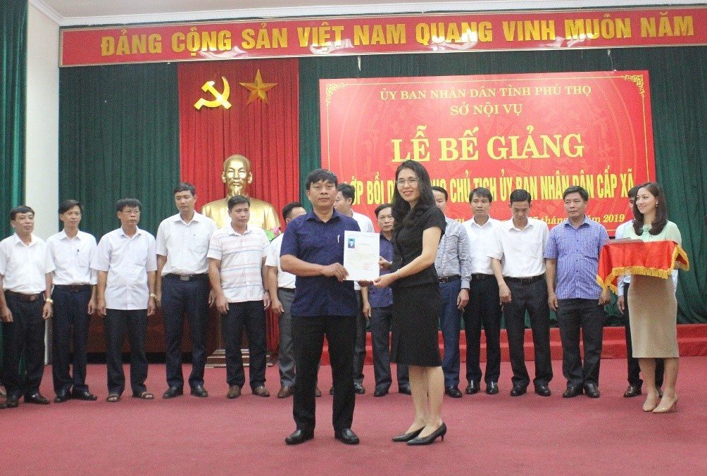 Bà Dương Thị Thu, Viện trưởng Viện Nghiên cứu Phát triển Lãnh đạo Chiến lược trao chứng nhận hoàn thành khóa học cho học viên.