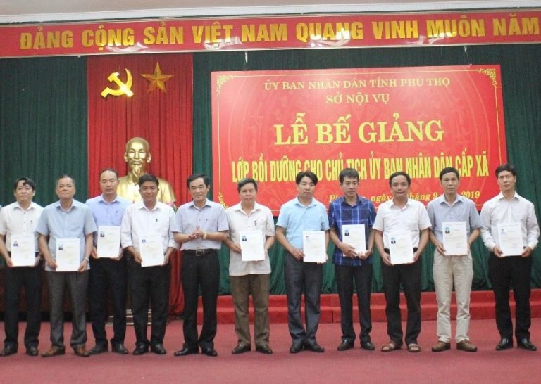 Ông Lễ Tiến Hưng, Phó Giám đốc Sở Nội vụ tỉnh Phú Thọ trao chứng nhận hoàn thành khóa học cho học viên.