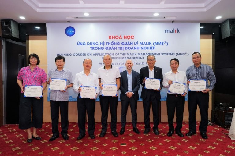  TS. Constantin Malik trao chứng nhận hoàn thành khóa học cho các học viên