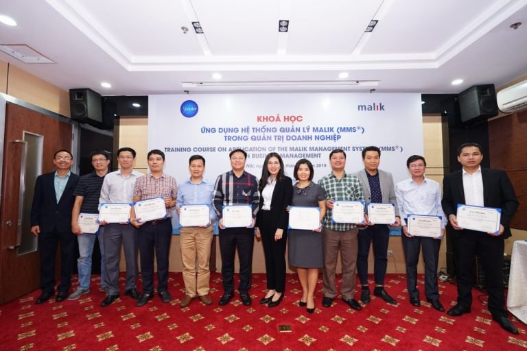  TS. Dương Thị Thu và TS. Nam Nguyễn trao chứng nhận hoàn thành khóa học cho các học viên