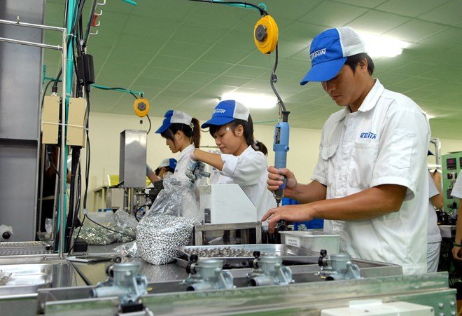 Workers produce motorized vehicles’ spare parts at a factory of the Japanese-invested Keihin Vietnam Co. Ltd in Thang Long II Industrial Park in Yen My district, Hung Yen province (Photo: VNA)