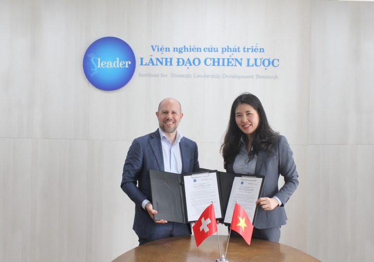 Dr. Duong Thi Thu, Director of Research Institute for Strategic Leadership and Development and PhD. Constatin Malik, Executive Director of Global Relations and Development of the Malik Institute, Switzerland took a souvenir photo during the MOU signing ceremony on February 25, 2019.