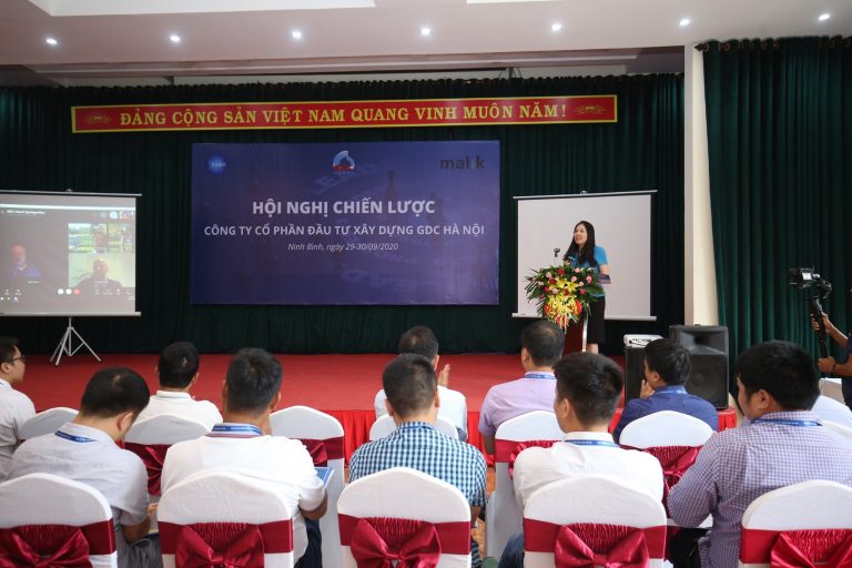 Dr. Duong Thu, Director of Institute for Strategic Leadership Development Research deliveried speech