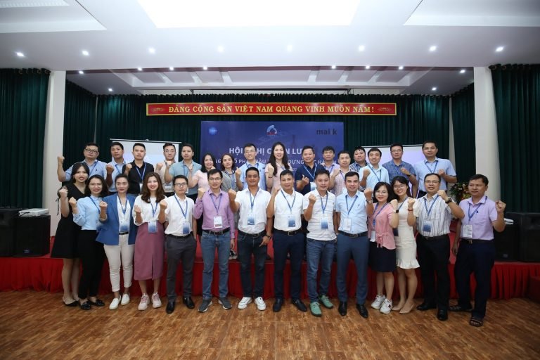 Công ty GDC Hà Nội và Viện Lãnh đạo chiến lược chụp hình lưu niệm
