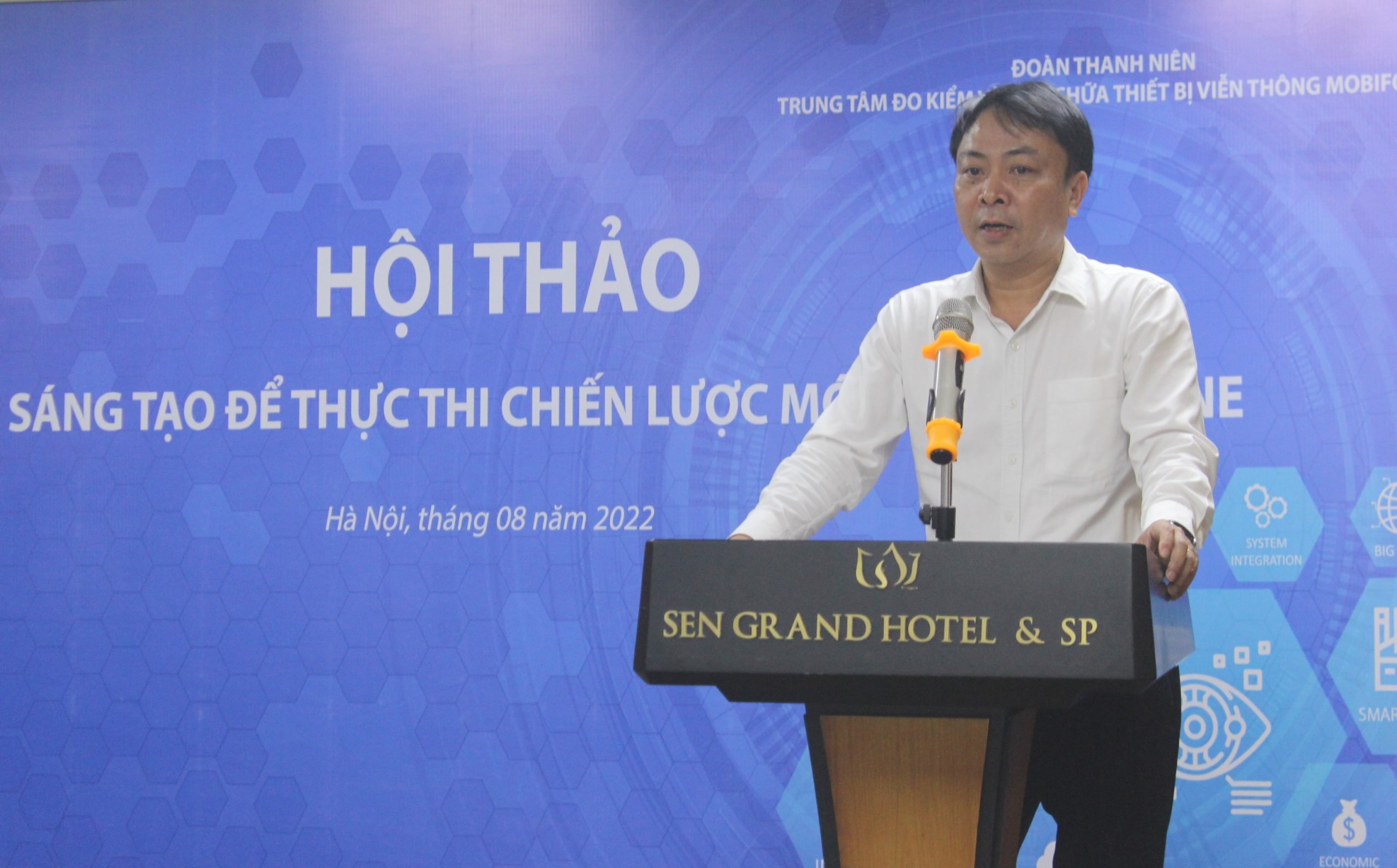 Ông Nguyễn Xuân Nghĩa, Giám đốc Trung tâm phát biểu tại Lễ Khai giảng