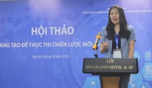 TS. Dương Thị Thu, Viện trưởng Viện Nghiên cứu Phát triển Lãnh đạo Chiến lược phát biểu tại Lễ Khai giảng