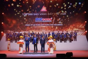 Tổng Giám đốc Trần Gia Phúc đại điện DIC Holdings lên nhận  Giải thưởng Top 200 Sao Vàng Đất Việt 2021