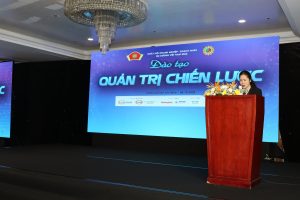 Ảnh: Chị Dương Hoài Liên, Tổng thư ký CLB Doanh nghiệp doanh nhân Họ Dương Việt Nam phát biểu tại buổi đào tạo Quản trị chiến lược