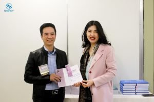TS. Dương Thu, Viện trưởng Viện Lãnh đạo Chiến lược (Sleader) chụp ảnh cùng anh Nguyễn Văn Cường, Chủ tịch Chapter Amazing, BNI