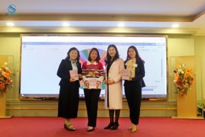 TS. Dương Thu, Viện trưởng Viện Lãnh đạo Chiến lược (Sleader) chụp ảnh cùng các doanh nhân tham dự chương trình