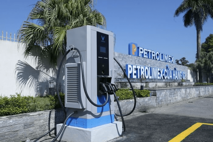 Trạm sạc xe điện tại Cửa hàng xăng dầu của Petrolimex