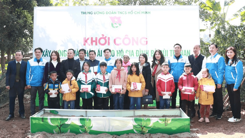 Trao các suất học bổng cho học sinh có hoàn cảnh khó khăn có thành tích hoc tập tốt tại xã Thạch Yên, huyện Cao Phong, tỉnh Hòa Binh