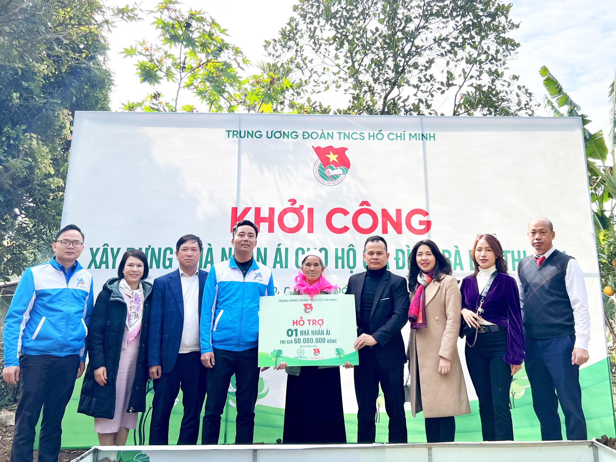 Trung ương Đoàn và Hội Doanh nghiệp trẻ Hà Nội (HANOIBA) trao tặng kinh phí xây dựng "Nhà nhân ái " cho gia đình bà Bùi Thị Nan
