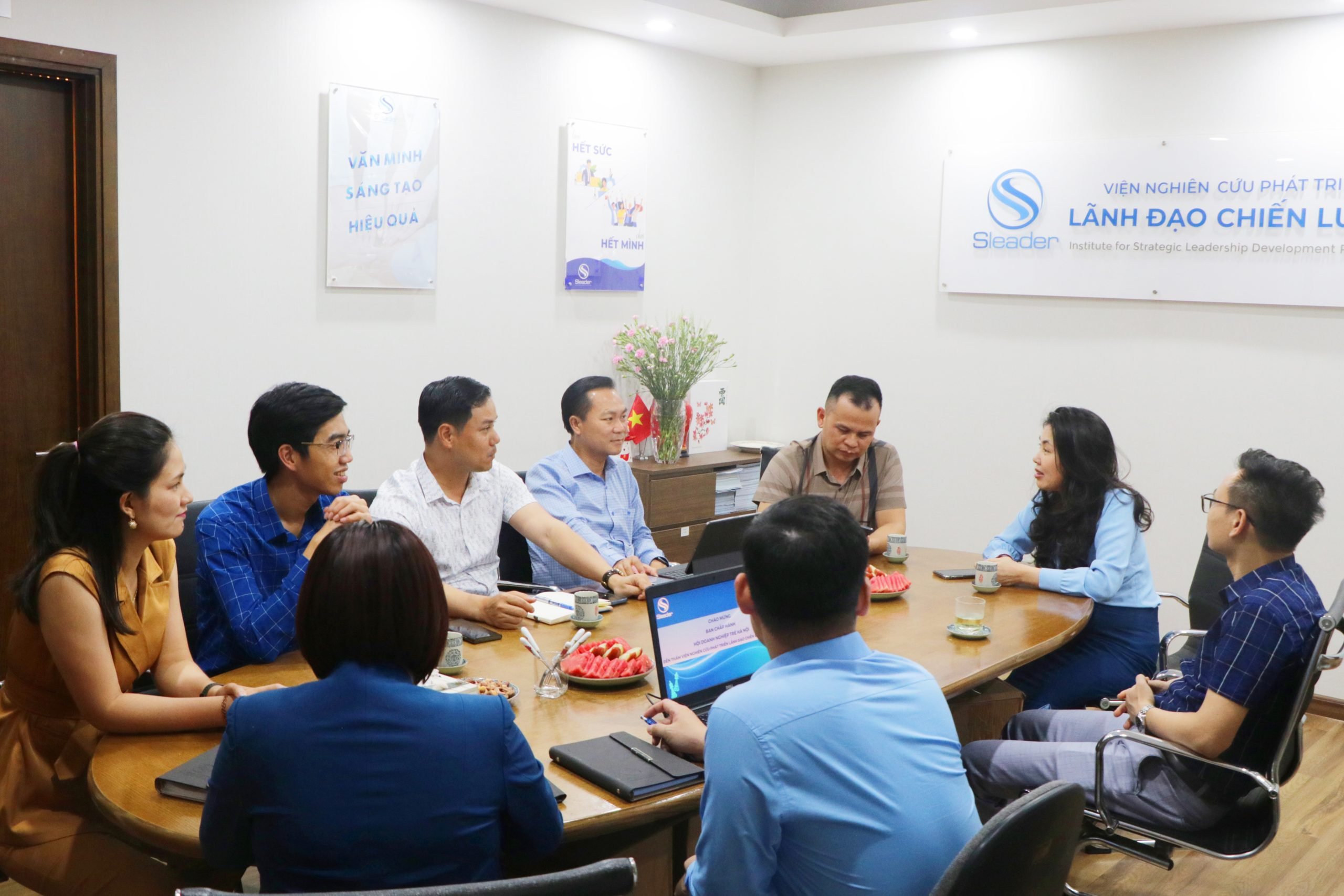 Đại diện BCH Hội doanh nghiệp trẻ Hà Nội HANOIBA trao đổi với BLĐ Viện Nghiên cứu Phát triển Lãnh đạo Chiến lược SLEADER 