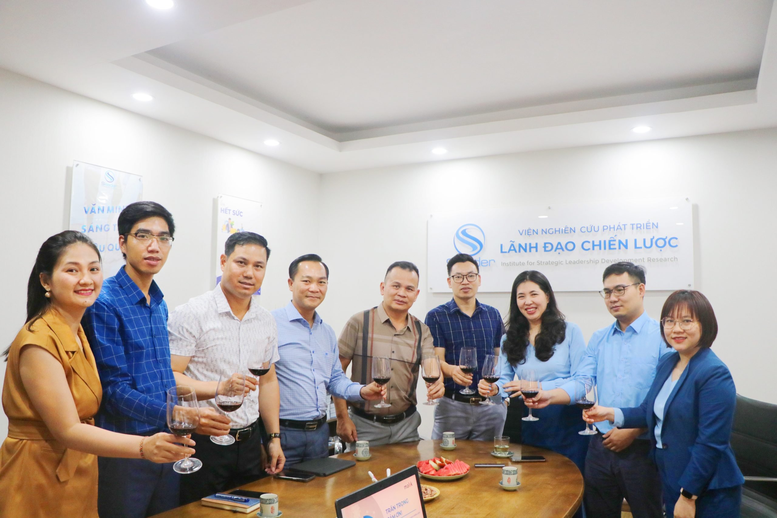 Đại diện BCH Hội doanh nghiệp trẻ Hà Nội HANOIBA chụp cùng BLĐ Viện Nghiên cứu Phát triển Lãnh đạo Chiến lược SLEADER
