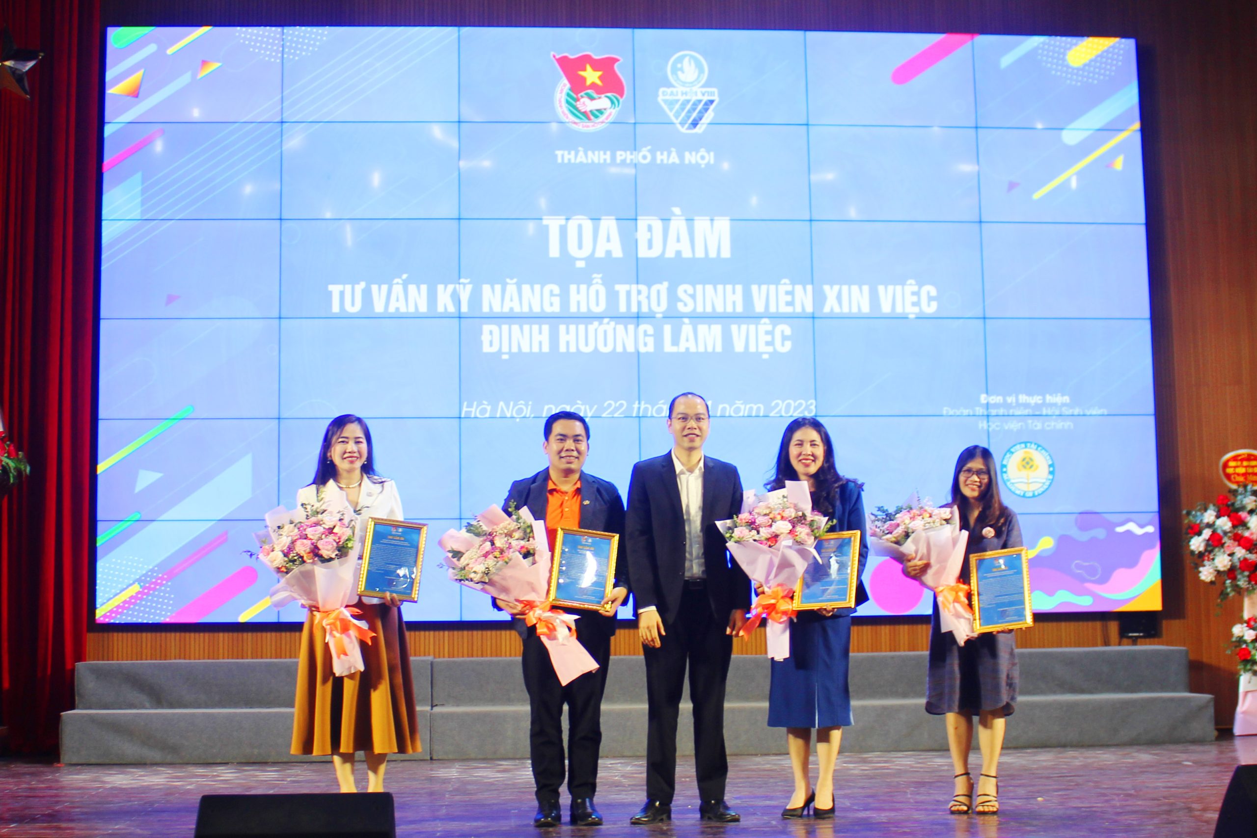 TS. Dương Thu, Viện trưởng Viện Nghiên cứu Phát triển Lãnh đạo Chiến lược (SLEADER) chụp ảnh cùng các chuyên gia tham dự tọa đàm