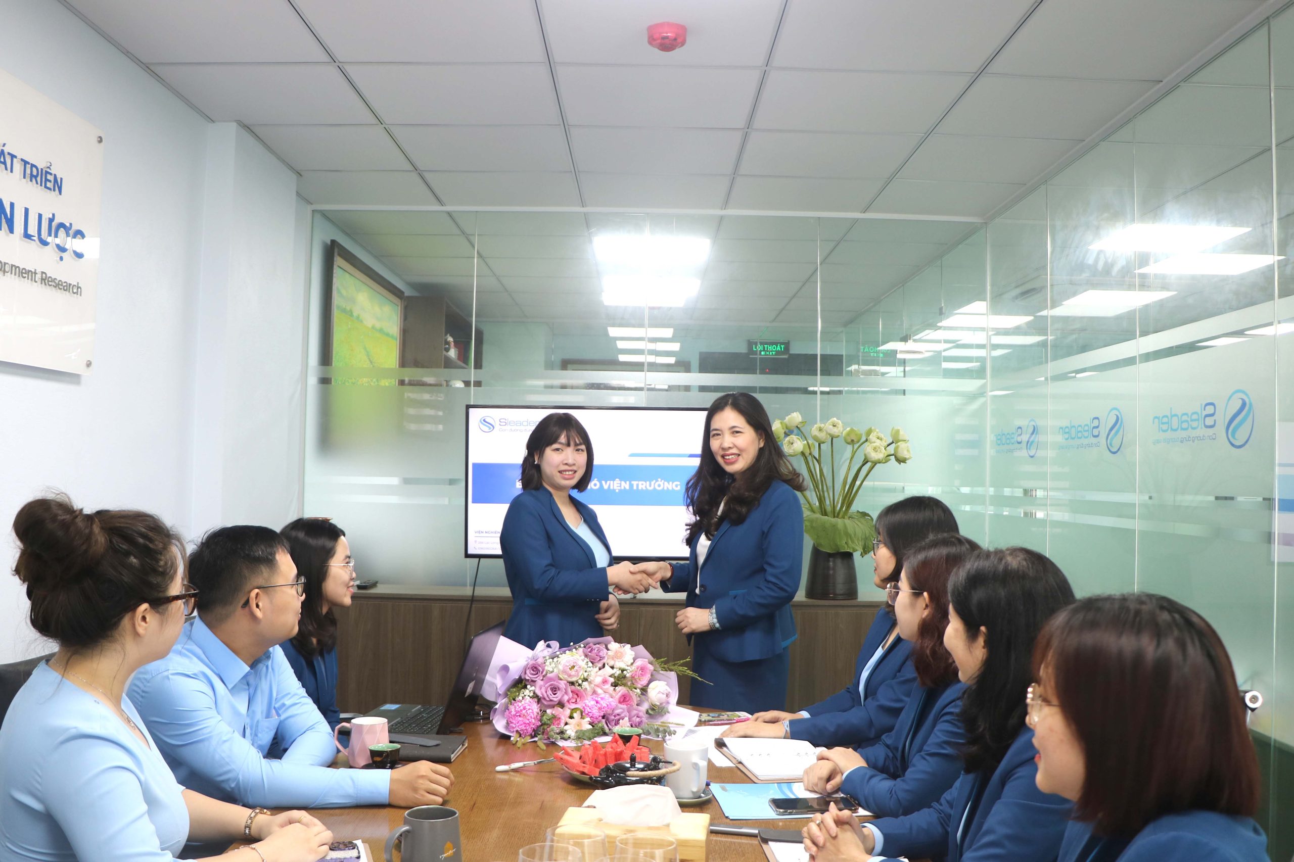 TS. Dương Thu, Viện trưởng và Th.S Nguyễn Thu Trà, Phó Viện trưởng SLEADER