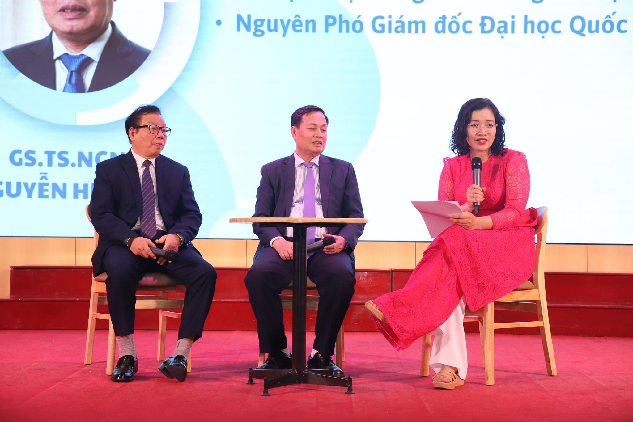 GS. Nguyễn Hữu Đức (ngồi giữa) trong chương trình Lễ kỷ niệm ngày Nhà giáo Việt Nam tại Trường ĐHKHXH&NV – ĐHQGHN.