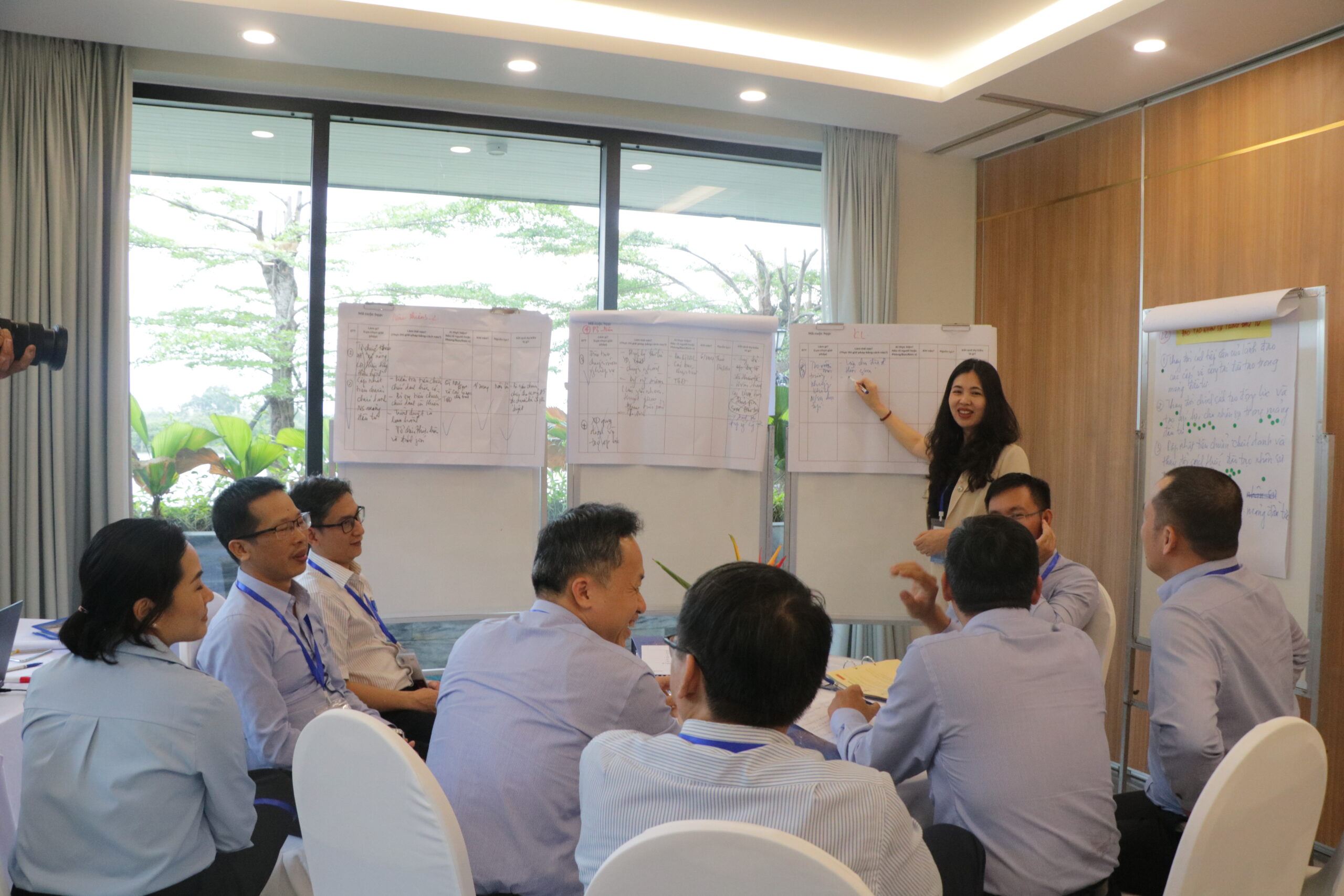TS. Dương Thu, Viện trưởng Viện Nghiên cứu Phát triển Lãnh đạo Chiến lược hướng dẫn phiên thảo luận