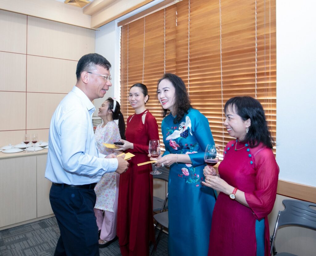 Phó Tổng Giám đốc PVCFC Nguyễn Tuấn Anh mừng tuổi đầu năm cho CBCNV Công ty.